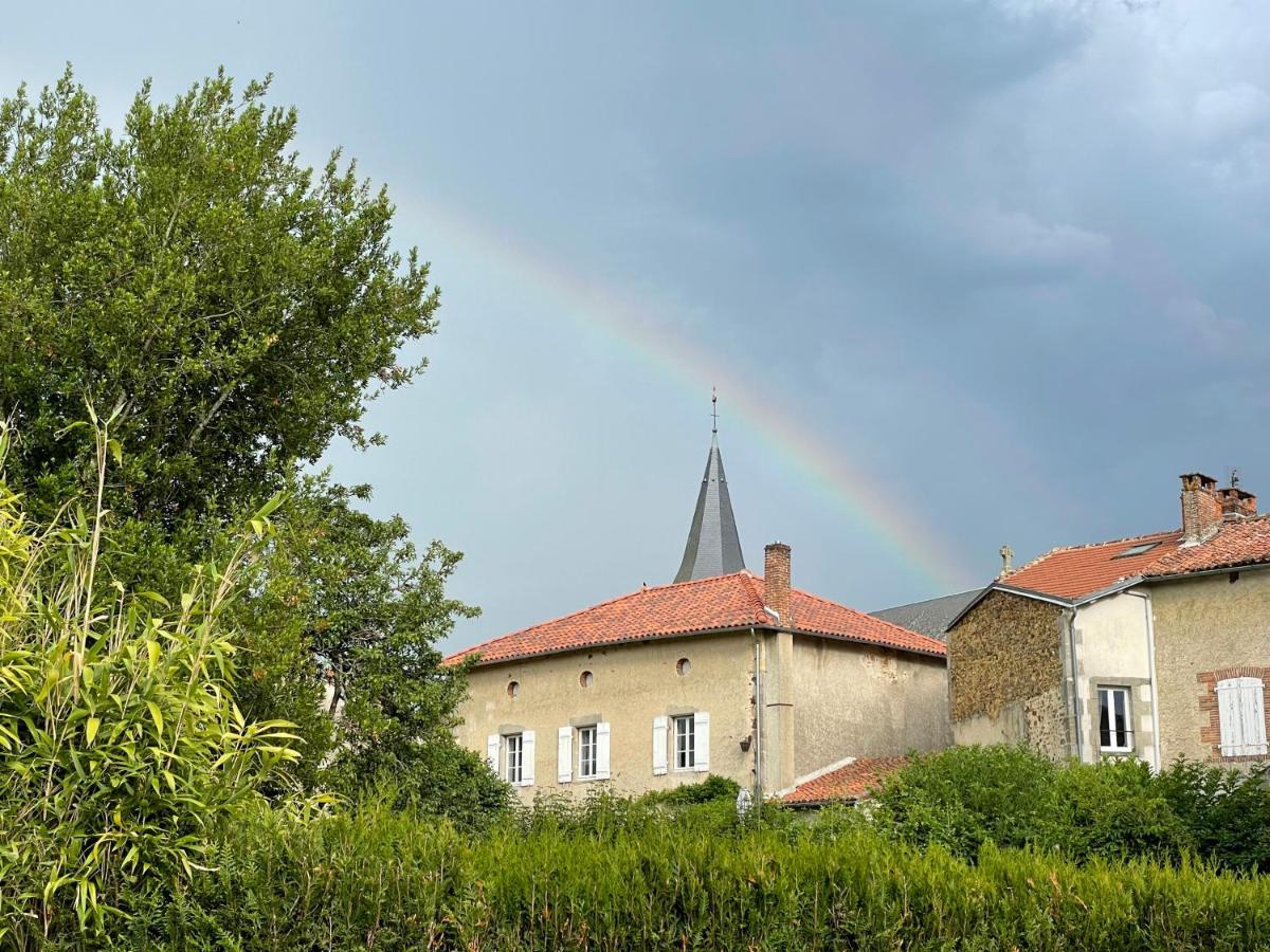 Bed and Breakfast Maison Hirondelles Hotes Mezieres-sur-Issoire Exterior foto